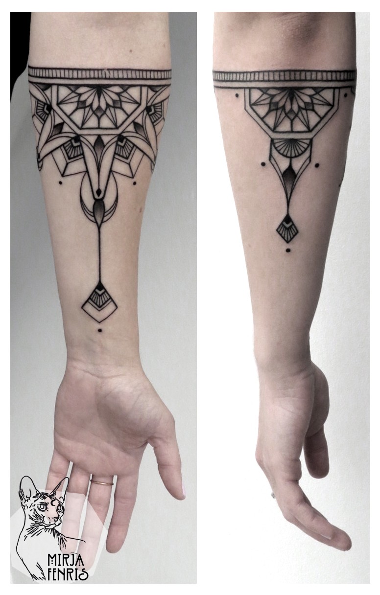 黑色线条的花卉手环手臂纹身图案
