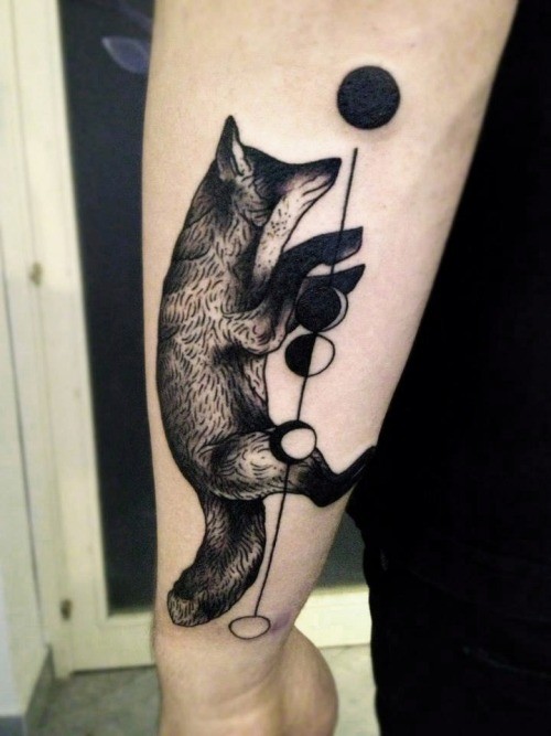 黑色的狐狸和圆形手臂纹身图案