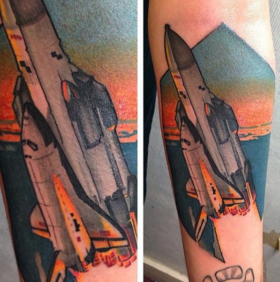 彩色的太空船手臂纹身图案