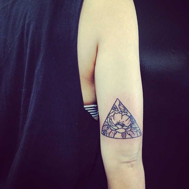 old school黑色三角形与野生花卉手臂纹身图案