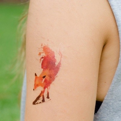美丽的水彩火焰狐狸手臂纹身图案