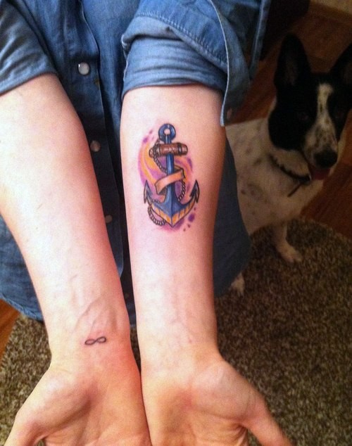 可爱的彩色船锚与紫色背景手臂纹身图案