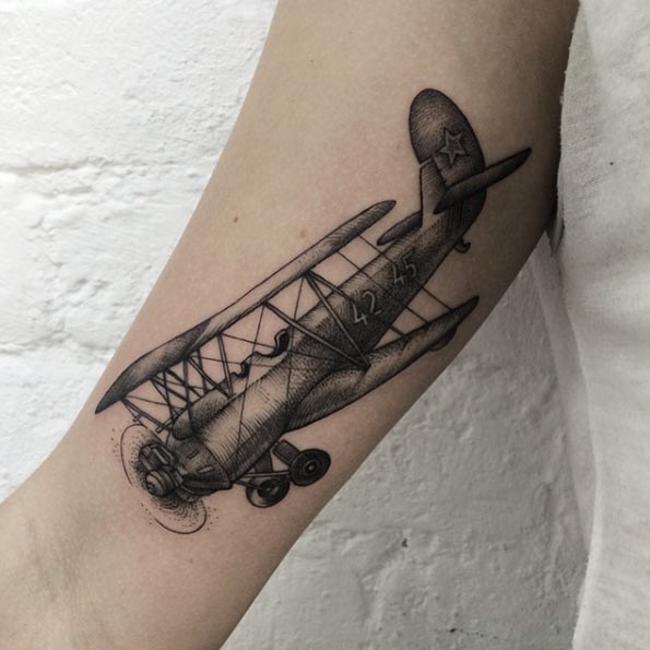 雕刻风格黑色点刺老式飞机手臂纹身图案