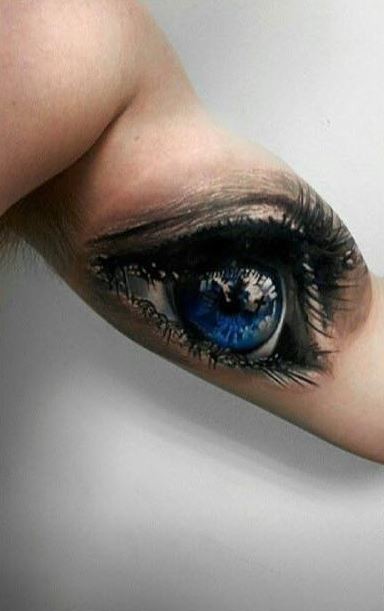 手臂蓝色的3D人类眼睛纹身图案