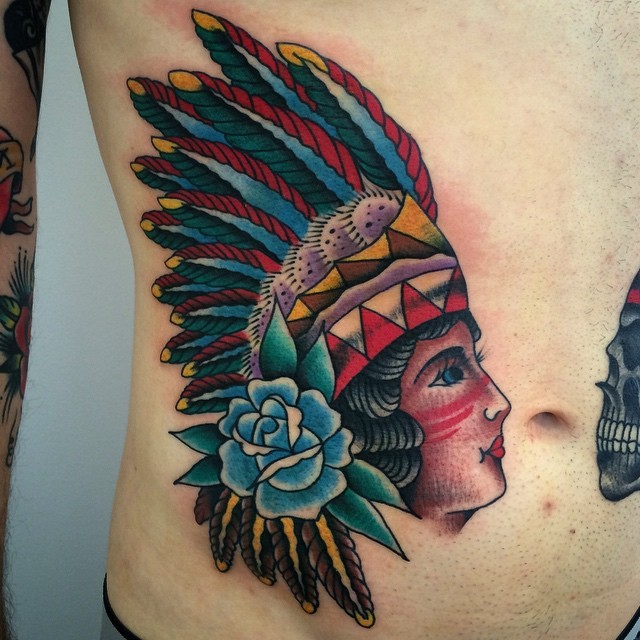 彩色传统印第安人与蓝色玫瑰骷髅纹身图案