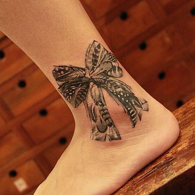 脚踝性感的羽毛蝴蝶结纹身图案
