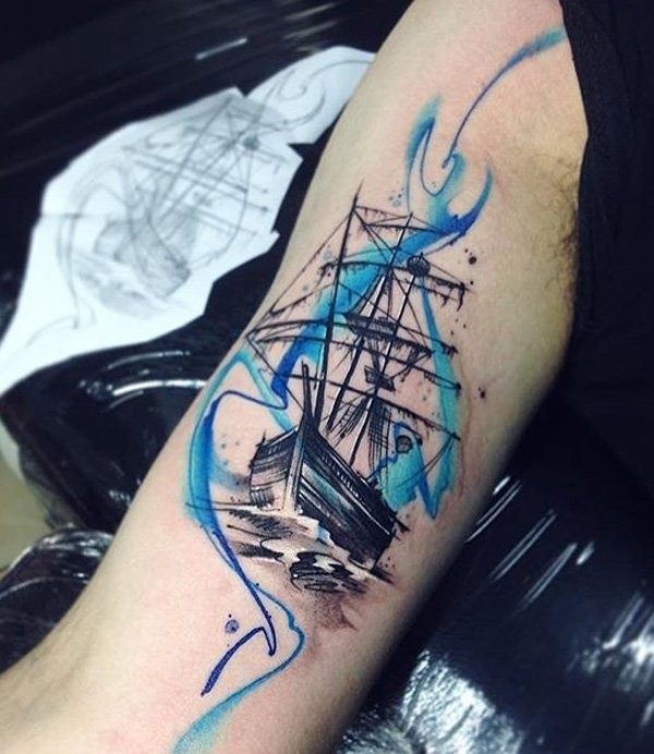 手臂帆船与蓝色曲线纹身图案