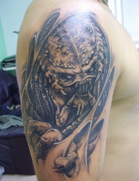 大臂个性的异形外星人纹身图案