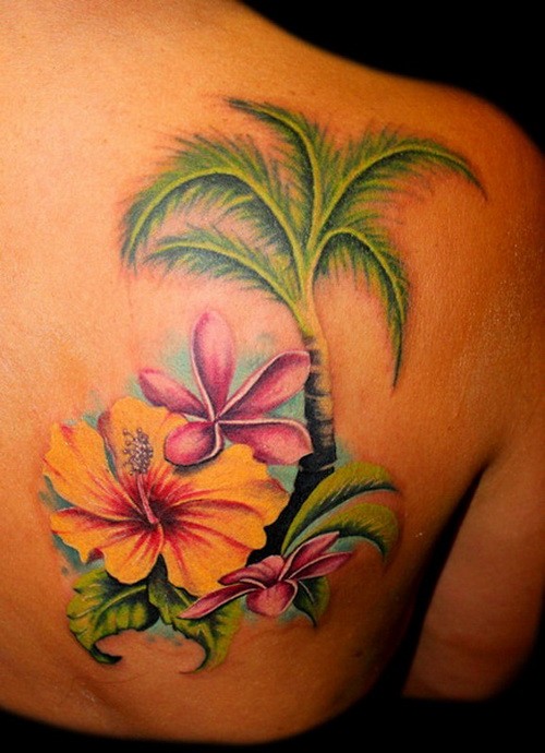背部令人惊叹的热带花卉与棕榈树纹身图案