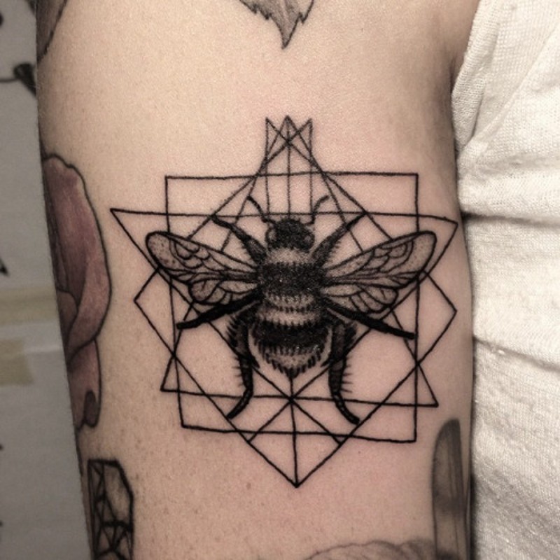 黑白点刺蜜蜂和几何饰品手臂纹身图案