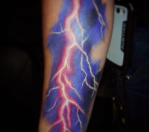 手臂个性的彩色闪电纹身图案