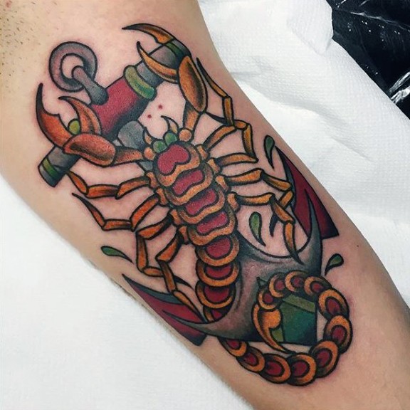 彩色的蝎子和船锚手臂纹身图案