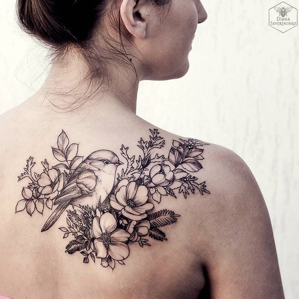 背部3D花朵与小鸟黑色纹身图案