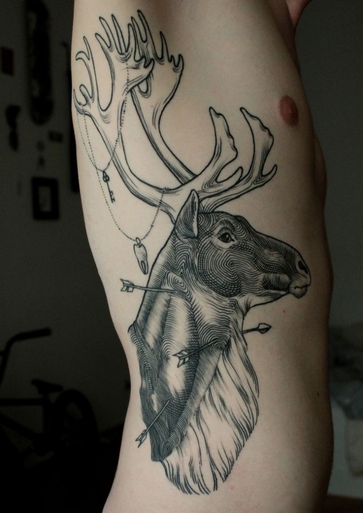 令人敬畏的黑色线条小鹿侧肋纹身图案