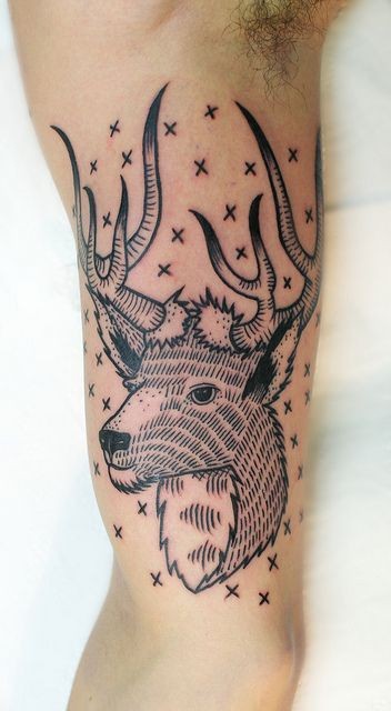 手臂黑色线条的鹿头纹身图案