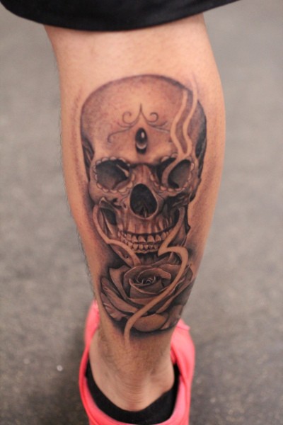 小腿经典的黑灰骷髅与玫瑰纹身图案