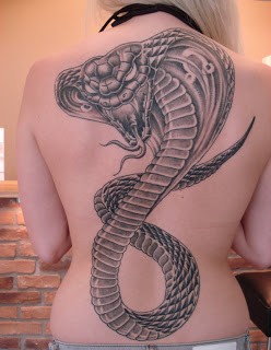 背部惊人的巨型眼镜蛇纹身图案