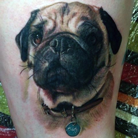 非常逼真的彩色小狗肖像腿部纹身图案
