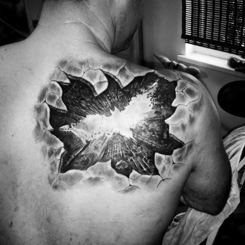 背部撕皮3D黑白蝙蝠侠符号纹身图案