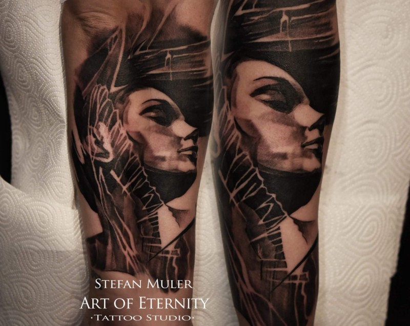 黑灰风格的女性雕塑手臂纹身图案