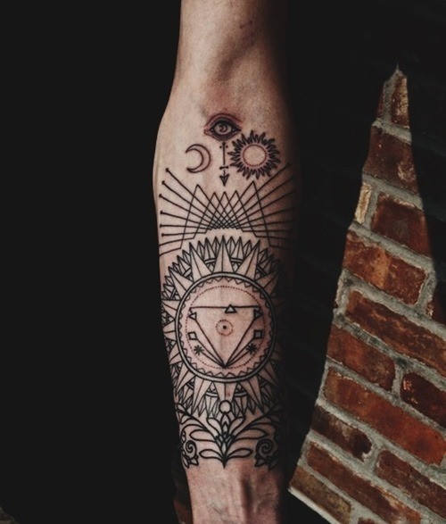 手臂神奇的曼陀罗花与几何元素纹身图案