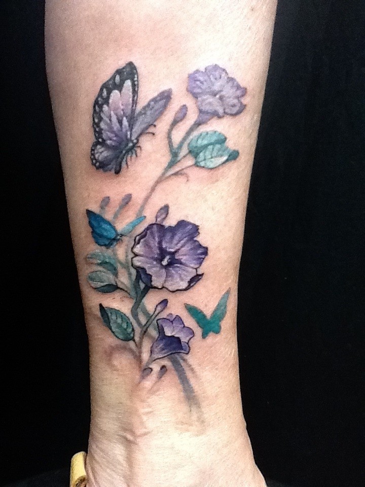 可爱的花朵和蝴蝶彩色脚踝纹身图案