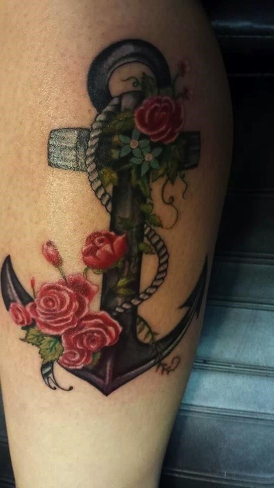 美丽的黑色船锚和红玫瑰侧肋纹身图案