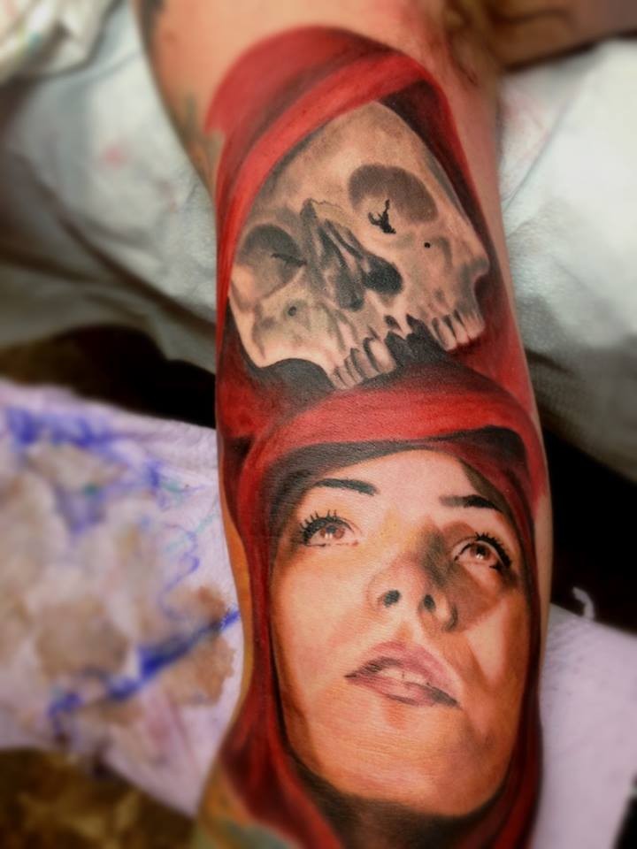 写实的彩色女人肖像和红色头巾骷髅手臂纹身图案