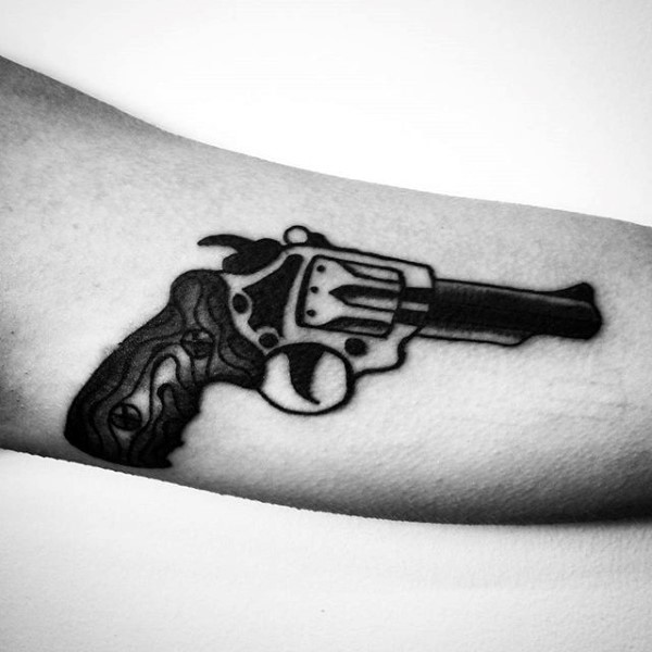 手臂黑色简单的左轮手枪纹身图案