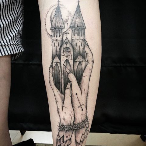 超现实主义风格的黑色手中拿着的城堡手臂纹身图案