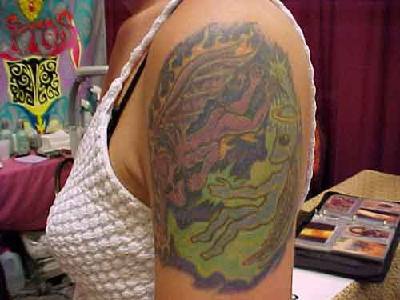 手臂彩色外星人天使和恶魔纹身图案
