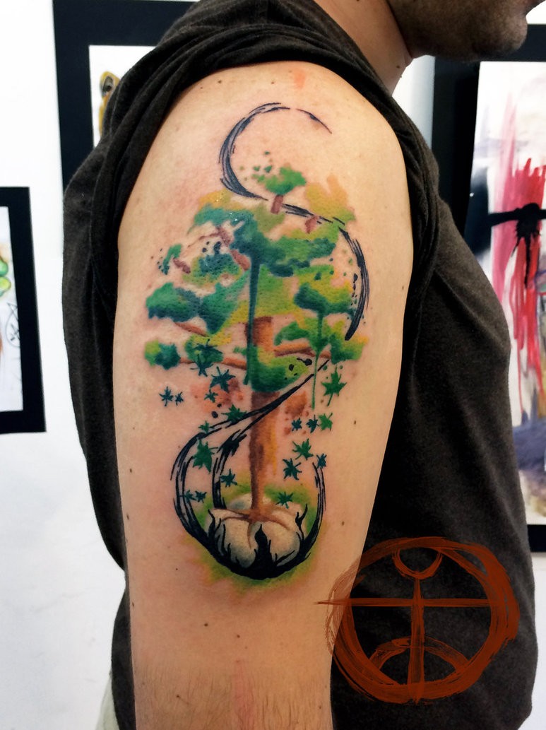 手臂绿色的大树个性纹身图案