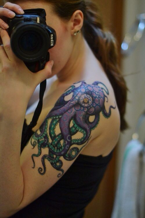 女生大臂彩色的外星小章鱼纹身图案
