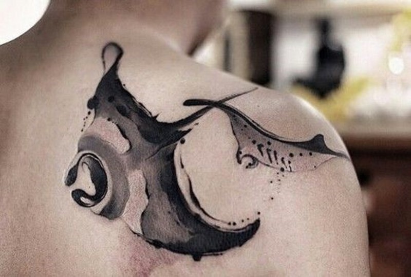 背部时尚的黑白抽象鳐鱼纹身图案