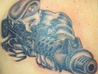 美国士兵和步枪纹身图案
