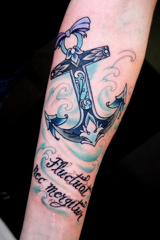 手臂蓝色船锚与浪花字母纹身图案