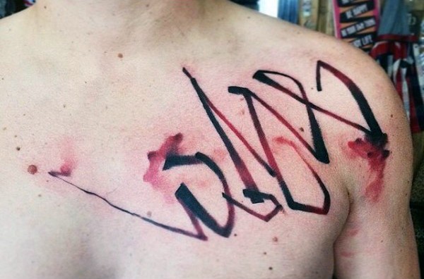 胸部黑色和红色抽象字母纹身图案
