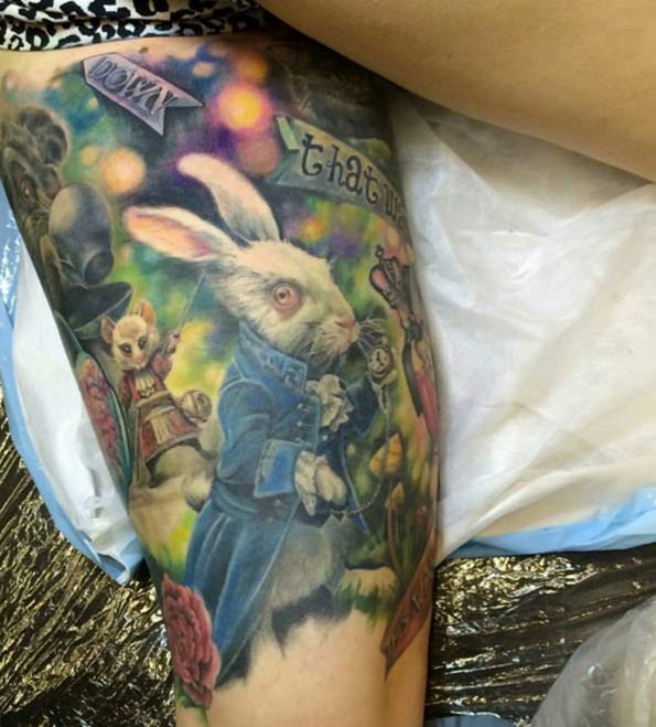 手臂梦幻的彩色爱丽丝兔子纹身图案