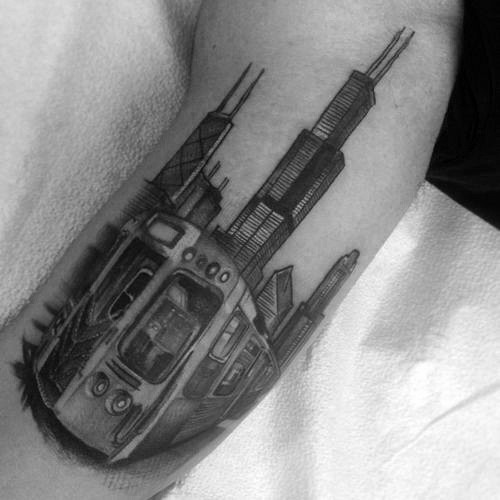 手臂经典的黑色现代城市和火车纹身图案