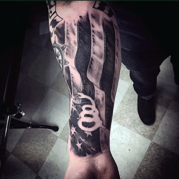 手臂非常惊人的黑色美国国旗与白蛇纹身图案