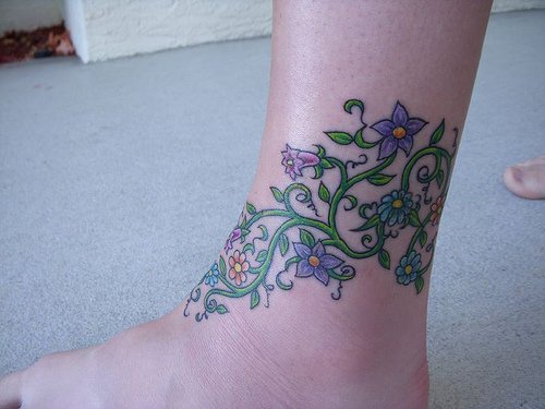 紫色花朵和藤蔓脚踝纹身图案