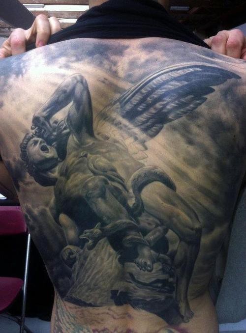 背部伟大的天使与蛇纹身图案