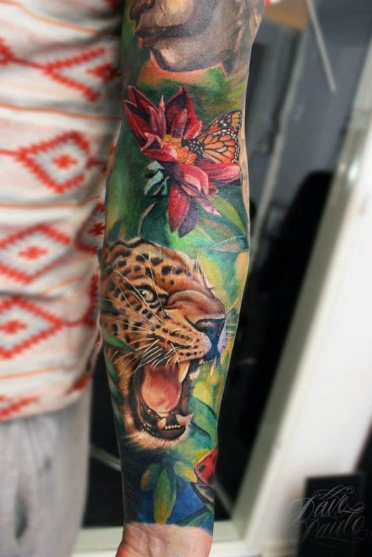 鲜艳的彩色豹子和花朵蝴蝶手臂纹身图案