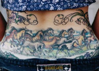 一群马和草原腰部纹身图案