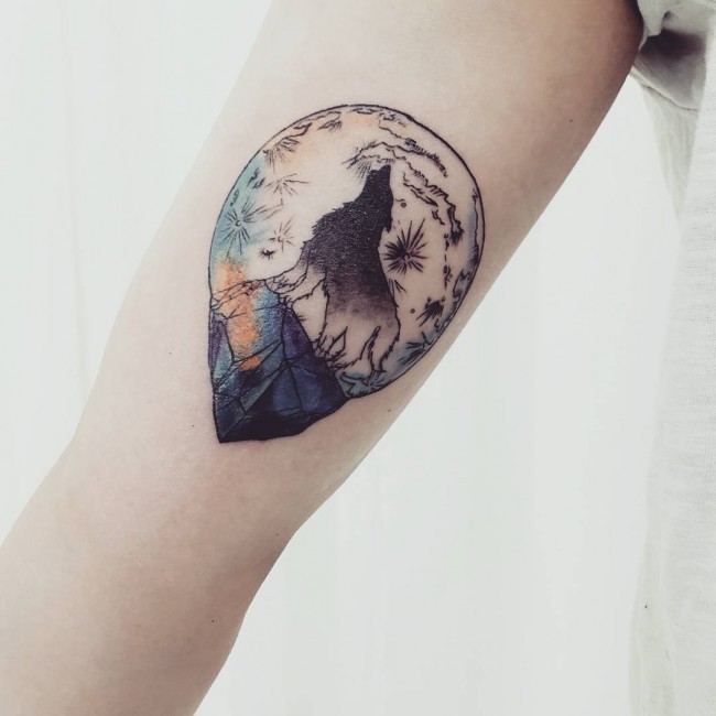 小清新彩色的狼和夜月亮手臂纹身图案