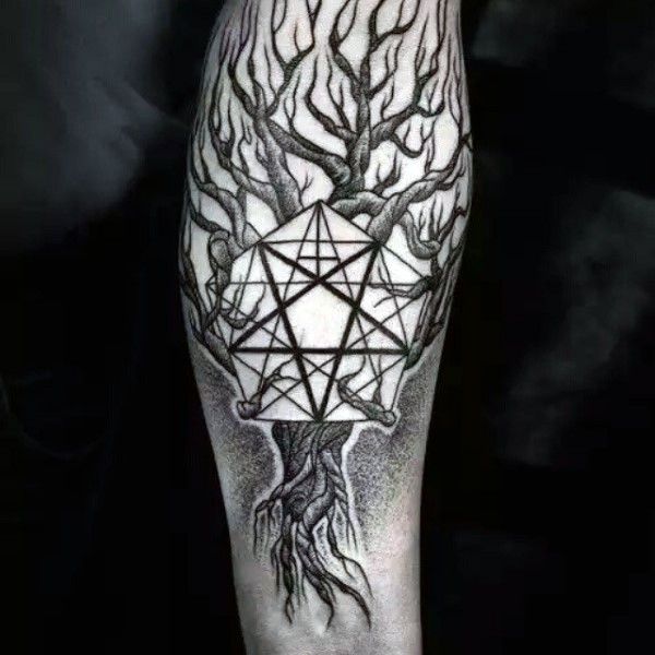 点刺风格的黑色神秘树和星星手臂纹身图案