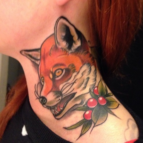 颈部3D彩色的狐狸和红浆果纹身图案