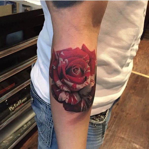 有趣的彩色玫瑰手臂纹身图案