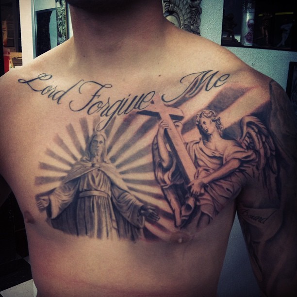 胸部耶稣和十字架天使纹身图案