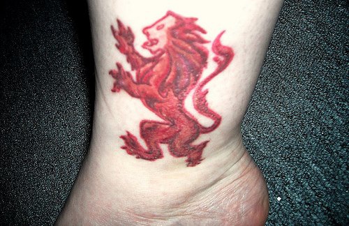 红色的狮子脚踝纹身图案